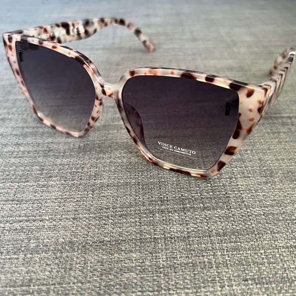 NWT VINCE CAMUTO SUNGLASSES EYEWEAR ACCESSORY